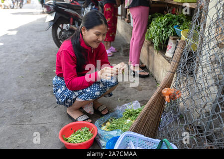 Vietnam, Nha Trang city, le 25 mars 2019 fille vietnamienne sortes l'herbe sur le marché alimentaire. Banque D'Images