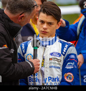 Vainqueur du Championnat Zane Maloney interviewé après les qualifications. La Formule 4. Dernière course week-end de la saison. Brands Hatch, 12 Oct 2019 Banque D'Images