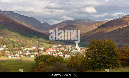 Le village de Muran Slovaquie, entouré de collines à l'automne Banque D'Images