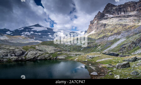 Photo prise pendant le Tour des Glaciers de la Vanoise, le mois d'août, avec 3 enfants. Les lacs des Lozières, Lozieres lacs. Banque D'Images