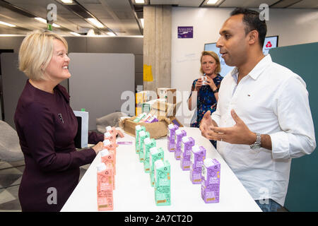 RBS nouvellement installé Directeur général Alison Rose rencontre Catherine Thomas, fondateur de Tuk Tuk Chai, lors d'une visite pour rencontrer des clients à un entrepreneur NatWest business hub à Islington, Londres. PA Photo. Photo date : vendredi Novembre 1,2019. Voir l'activité de story CITY RBS . Crédit photo doit se lire : Dominic Lipinski/PA Wire Banque D'Images