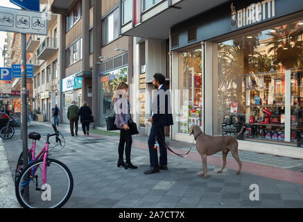 L'ITALIE, Lecce - 3 octobre : Barletta est situé sur la côte de la mer Adriatique. Avec les gens de la rue et de chien sur le temps du matin, Barletta, 3 octobre 2017, Ital Banque D'Images
