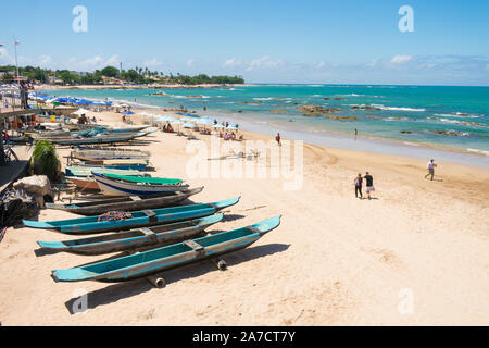 Salvador, Brésil - Circa 2019 Septembre : canoës et petits bateaux par la plage à Itapua sur une journée ensoleillée Banque D'Images