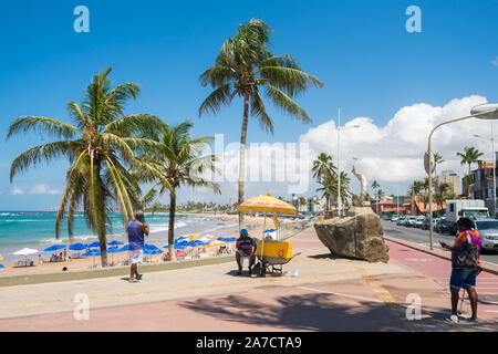 Salvador, Brésil - Circa 2019 Septembre : une vue sur la promenade de la plage de Itapua, célèbre quartier de Salvador, Bahia Banque D'Images