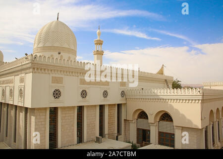 Belle Al Sharif al Hussein bin Ali Mosquée, Aqaba, Jordanie. Montre le dôme sculpté de toit et de murs en pierre. détaillées Banque D'Images