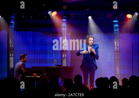 Berlin, Allemagne. 29 Oct, 2019. Musicien Sven Ratzke s'affiche dans la barre de toutes les raisons. Credit : Britta Pedersen/dpa-Zentralbild/ZB/dpa/Alamy Live News Banque D'Images
