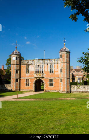 L'original deux étages à gatehouse élisabéthain, un parc Charlecote 16th century country house dans le Warwickshire, Angleterre, RU Banque D'Images