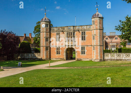L'original deux étages à gatehouse élisabéthain, un parc Charlecote 16th century country house dans le Warwickshire, Angleterre, RU Banque D'Images