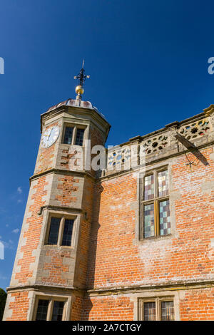 L'original deux étages à gatehouse élisabéthain, un parc Charlecote 16th century country house dans le Warwickshire, Angleterre, RU Banque D'Images