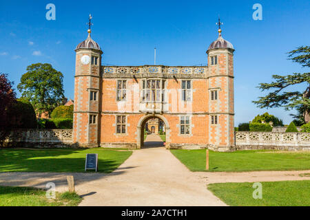 L'original deux étages à gatehouse élisabéthain, un parc Charlecote 16th century country house dans le Warwickshire, Angleterre, RU Banque D'Images