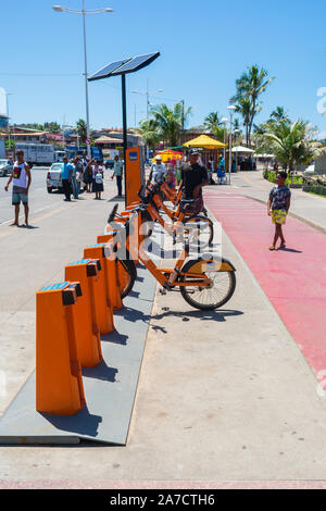 Salvador, Brésil - Circa 2019 Septembre : Vélos à louer sur la promenade de Itapua, célèbre quartier de Salvador, Bahia Banque D'Images