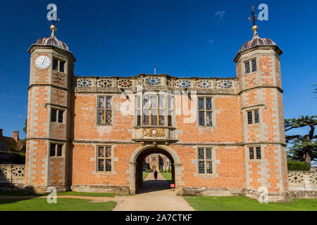 L'original deux étages à gatehouse élisabéthain, un parc Charlecote 16th century country house dans le Warwickshire, Angleterre, RU Banque D'Images