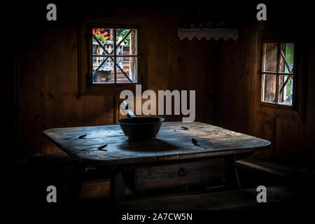 Le moule sur une table en bois dans un ancien corps de ferme en Autriche Banque D'Images