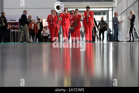 Leipzig, Allemagne. 06Th Nov, 2019. Une fanfare joue dans un hall de la Leipziger Messe. Il y a juste le usicpark «' a lieu du 01. au 03.11.2019, qui traite des musiciens amateurs, les passionnés de musique, les élèves de musique et les débutants. Credit : Sebastian Willnow/dpa-Zentralbild/dpa/Alamy Live News Banque D'Images