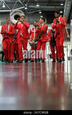 Leipzig, Allemagne. 06Th Nov, 2019. Une fanfare joue dans un hall de la Leipziger Messe. Il y a juste le usicpark «' a lieu du 01. au 03.11.2019, qui traite des musiciens amateurs, les passionnés de musique, les élèves de musique et les débutants. Credit : Sebastian Willnow/dpa-Zentralbild/dpa/Alamy Live News Banque D'Images