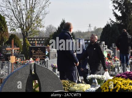 Scinawa, Pologne. 1er novembre 2019. 1 novembre dans tous les Saints' de la Pologne. En ce jour, des poteaux visiter la tombe de leurs proches dans les cimetières, allumer des bougies et déposent des fleurs c'est une tradition en Pologne/Twardysko-Wierzbicki Crédit : Piotr ZUMA Wire/Alamy Live News Banque D'Images