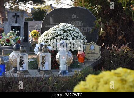 Scinawa, Pologne. 1er novembre 2019. 1 novembre dans tous les Saints' de la Pologne. En ce jour, des poteaux visiter la tombe de leurs proches dans les cimetières, allumer des bougies et déposent des fleurs c'est une tradition en Pologne/Twardysko-Wierzbicki Crédit : Piotr ZUMA Wire/Alamy Live News Banque D'Images