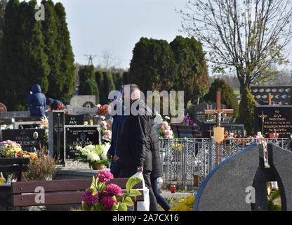 Scinawa, Pologne. 1er novembre 2019. 1 novembre dans tous les Saints' de la Pologne. En ce jour, des poteaux visiter la tombe de leurs proches dans les cimetières, allumer des bougies et déposent des fleurs c'est une tradition en Pologne/Twardysko-Wierzbicki Crédit : Piotr ZUMA Wire/Alamy Live News Banque D'Images