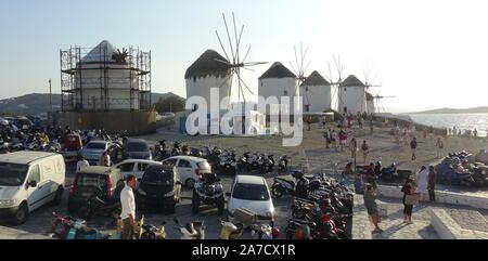 Mykonos, Grèce : célèbre moulins de Mykonos island lors d'un coucher du soleil après une journée ensoleillée d'été le long de la mer bleue Banque D'Images