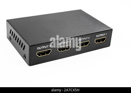 Signal HDMI splitter pour multiplier un signal audio et vidéo avec jusqu'à quatre périphériques cibles. Banque D'Images