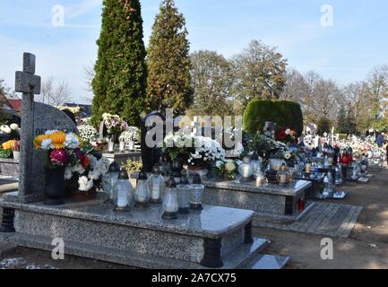 Scinawa, Pologne. 1er novembre 2019. 1 novembre dans tous les Saints' de la Pologne. En ce jour, des poteaux visiter la tombe de leurs proches dans les cimetières, allumer des bougies et déposent des fleurs c'est une tradition en Pologne/Twardysko-Wierzbicki Crédit : Piotr ZUMA Wire/Alamy Live News Banque D'Images