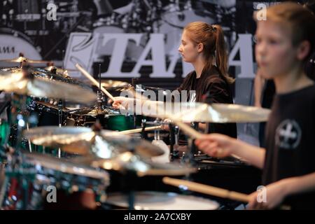 Leipzig, Allemagne. 06Th Nov, 2019. Les jeunes jouent de la batterie dans un hall de la foire de Leipzig. Il y a juste le usicpark «' a lieu du 01. au 03.11.2019, qui traite des musiciens amateurs, les passionnés de musique, les élèves de musique et les débutants. Credit : Sebastian Willnow/dpa-Zentralbild/dpa/Alamy Live News Banque D'Images