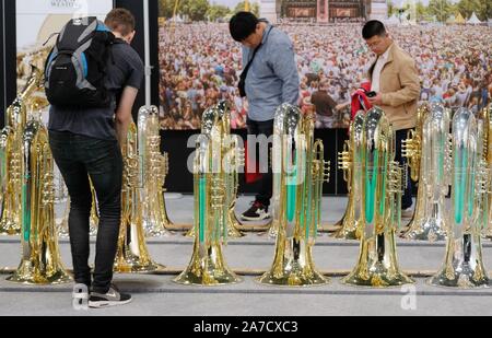 Leipzig, Allemagne. 06Th Nov, 2019. Les visiteurs à la juste regarder les tubas exposé dans un hall à la foire de Leipzig. Il y a juste le usicpark «' a lieu du 01. au 03.11.2019, qui traite des musiciens amateurs, les passionnés de musique, les élèves de musique et les débutants. Credit : Sebastian Willnow/dpa-Zentralbild/dpa/Alamy Live News Banque D'Images