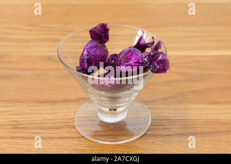 L'un Violet pourpre, Quality Street bonbons dans un verre Banque D'Images