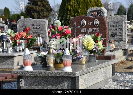 Scinawa, Pologne. 1er novembre 2019. 1 novembre dans tous les Saints' de la Pologne. En ce jour, des poteaux visiter la tombe de leurs proches dans les cimetières, allumer des bougies et déposent des fleurs c'est une tradition en Pologne/Twardysko-Wierzbicki Crédit : Piotr ZUMA Wire/Alamy Live News Banque D'Images