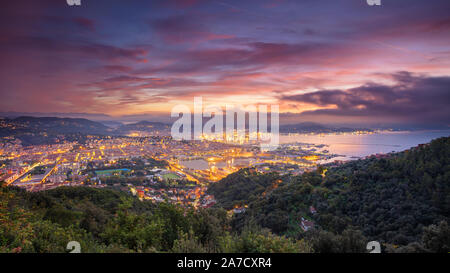 La Spezia, Italie. Cityscape image de La Spezia, Cinque Terre, Italie, durant le lever du soleil spectaculaire. Banque D'Images