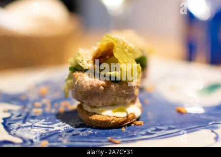 La gastronomie andalouse tapas, petit pain avec du thon bleu close up Banque D'Images