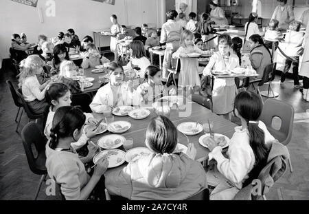 Les repas scolaires, Stanley Junior School, Nottingham Novembre 1986 UK Banque D'Images