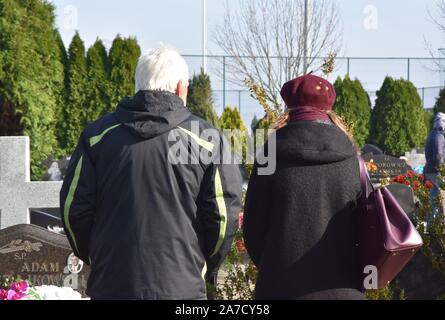 Scinawa, Pologne. 1er novembre 2019. 1 novembre dans tous les Saints' de la Pologne. En ce jour, des poteaux visiter la tombe de leurs proches dans les cimetières, allumer des bougies et déposent des fleurs c'est une tradition en Pologne/Twardysko-Wierzbicki Crédit : Piotr ZUMA Wire/Alamy Live News Banque D'Images