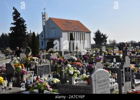 Scinawa, Pologne. 1er novembre 2019. 1 novembre dans tous les Saints' de la Pologne. En ce jour, des poteaux visiter la tombe de leurs proches dans les cimetières, allumer des bougies et déposent des fleurs c'est une tradition en Pologne/Twardysko-Wierzbicki Crédit : Piotr ZUMA Wire/Alamy Live News Banque D'Images