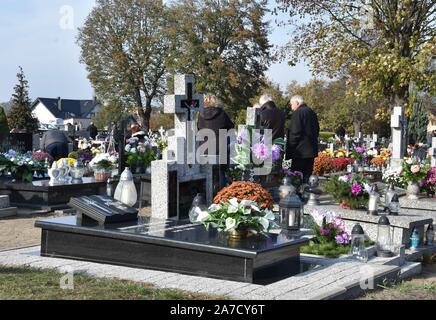 Scinawa, Pologne. 1er novembre 2019. 1 novembre dans tous les Saints' de la Pologne. En ce jour, des poteaux visiter la tombe de leurs proches dans les cimetières, allumer des bougies et déposent des fleurs c'est une tradition en Pologne/Twardysko-Wierzbicki Crédit : Piotr ZUMA Wire/Alamy Live News Banque D'Images