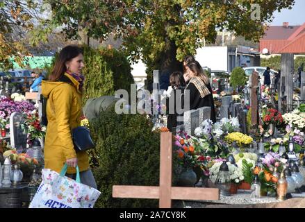 Scinawa, Pologne. 1er novembre 2019. 1 novembre dans tous les Saints' de la Pologne. En ce jour, des poteaux visiter la tombe de leurs proches dans les cimetières, allumer des bougies et déposent des fleurs c'est une tradition en Pologne/Twardysko-Wierzbicki Crédit : Piotr ZUMA Wire/Alamy Live News Banque D'Images