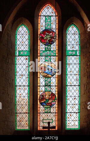 La fenêtre, Gilbert White Memorial dans le collatéral sud de l'église de la Vierge Marie, Selborne, Hampshire Banque D'Images