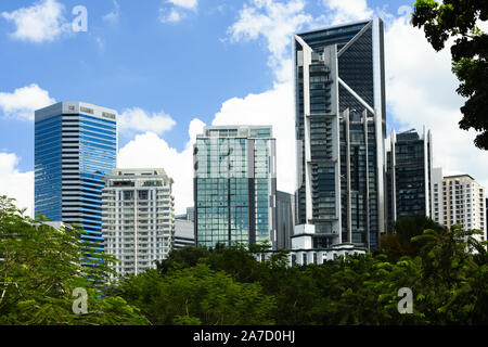 Vue imprenable sur la ville de Kuala Lumpur pendant une journée nuageuse. Photo prise depuis le parc KLCC. Banque D'Images