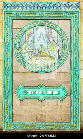 Turquoise et or céramique décoration murale à la station de métro Tachkent Alisher Navoi, illustrant des scènes de la 15e siècle Alisher Navoi, poète musulman Banque D'Images