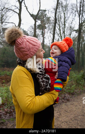 Famille dans les bois en hiver, Royaume-Uni Banque D'Images