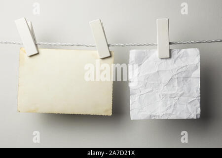 Cartes vierges suspendue avec des clothespins, isolated on white Banque D'Images