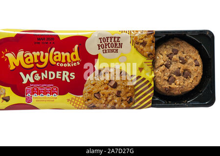 Paquet de Maryland cookies caramel crunch popcorn merveilles ouvert pour afficher contenu situé sur fond blanc Banque D'Images