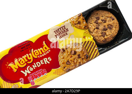 Paquet de Maryland cookies caramel crunch popcorn merveilles ouvert pour afficher contenu situé sur fond blanc Banque D'Images