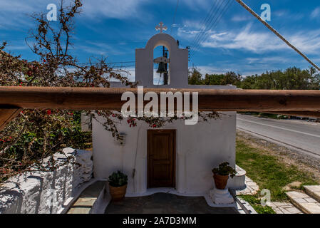 Une église traditionnelle à Andros avec un beau bougainvilliers violets dans la cour Banque D'Images