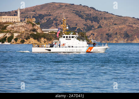 United States Coast Guard le bateau de patrouille, voiles, imbriquée USCGC passé Alcartraz Island, San Francisco, California United States of America Banque D'Images