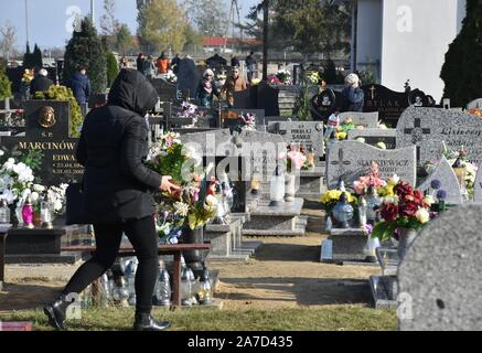 Scinawa, Pologne. 1er novembre 2019. Personnes visitent les tombes de leurs proches dans les cimetières, allumer des bougies et déposent des fleurs sur la Toussaint dans Scinawa, Pologne. C'est une tradition en Pologne/Twardysko-Wierzbicki Crédit : Piotr ZUMA Wire/Alamy Live News Banque D'Images