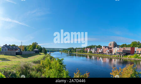 La rivière Kennebec avec Fort Western à gauche et le centre-ville historique de waterfront à droite, Augusta, Maine, USA Banque D'Images