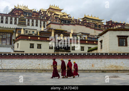 En dehors de la marche des moines du monastère de Ganden Sumtseling, Shangri-La. Yunnan, Chine Banque D'Images