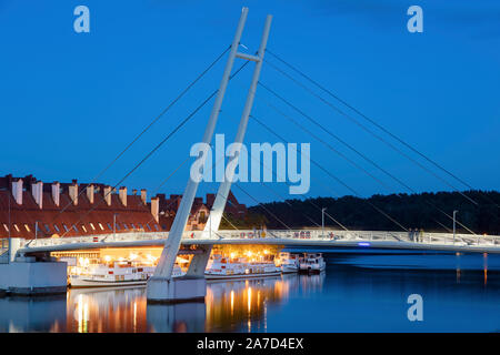 Passerelle pour piétons à Mikolajki. Mikolajki, Warmian-Masurian, Pologne. Banque D'Images