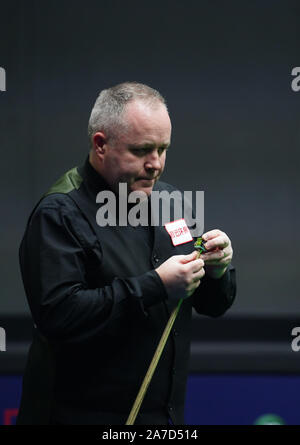 Yushan, province de Jiangxi en Chine. 1er novembre 2019. John Higgins, de l'Ecosse Les craies son cue lors de la finale contre Stuart Bingham de l'Angleterre au 2019 World Snooker Ouvrir dans Yushan, est de la Chine dans la province de Jiangxi, du 1 novembre 2019. Credit : Zhou Mi/Xinhua/Alamy Live News Banque D'Images